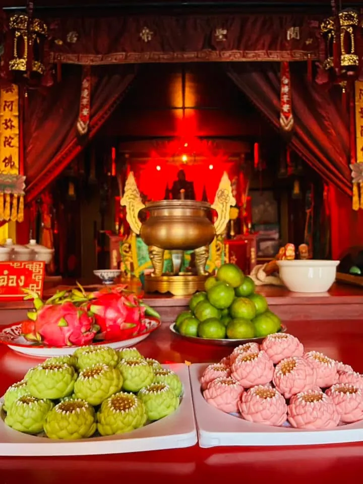 ขนมดอกบัวถวายหน้าศาลเจ้า