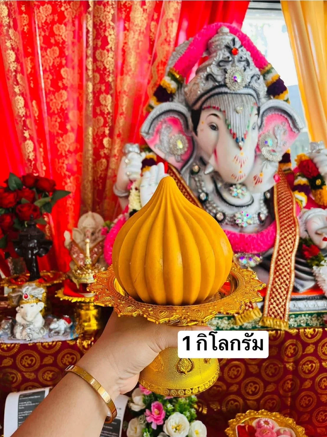 ขนมโมทกะขนาด 1 กิโลกรัมบนพานทอง ถวายหน้าองค์พระพิฆเนศ