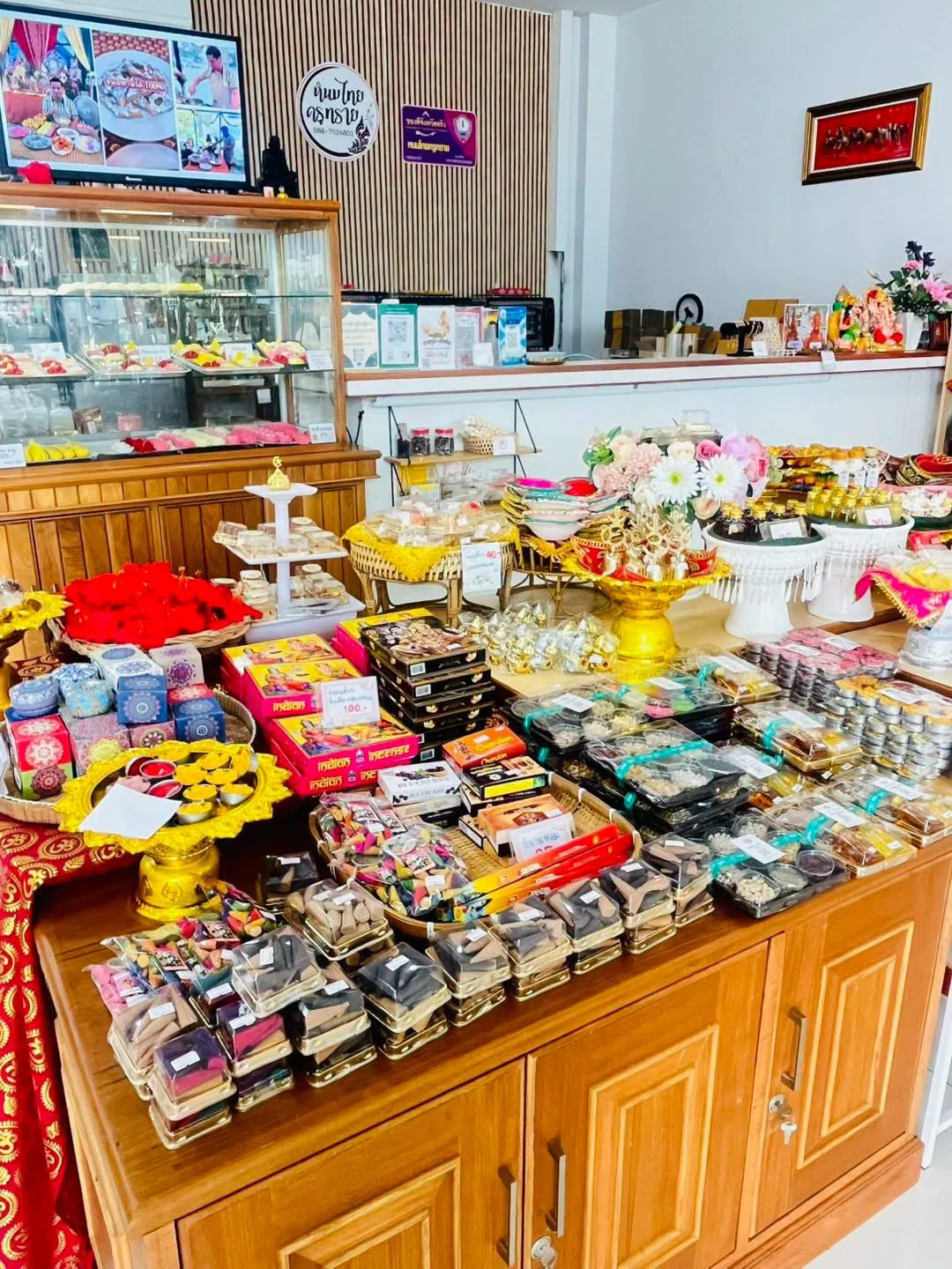 ชุดขนมและของมงคลบนเคาน์เตอร์ร้าน