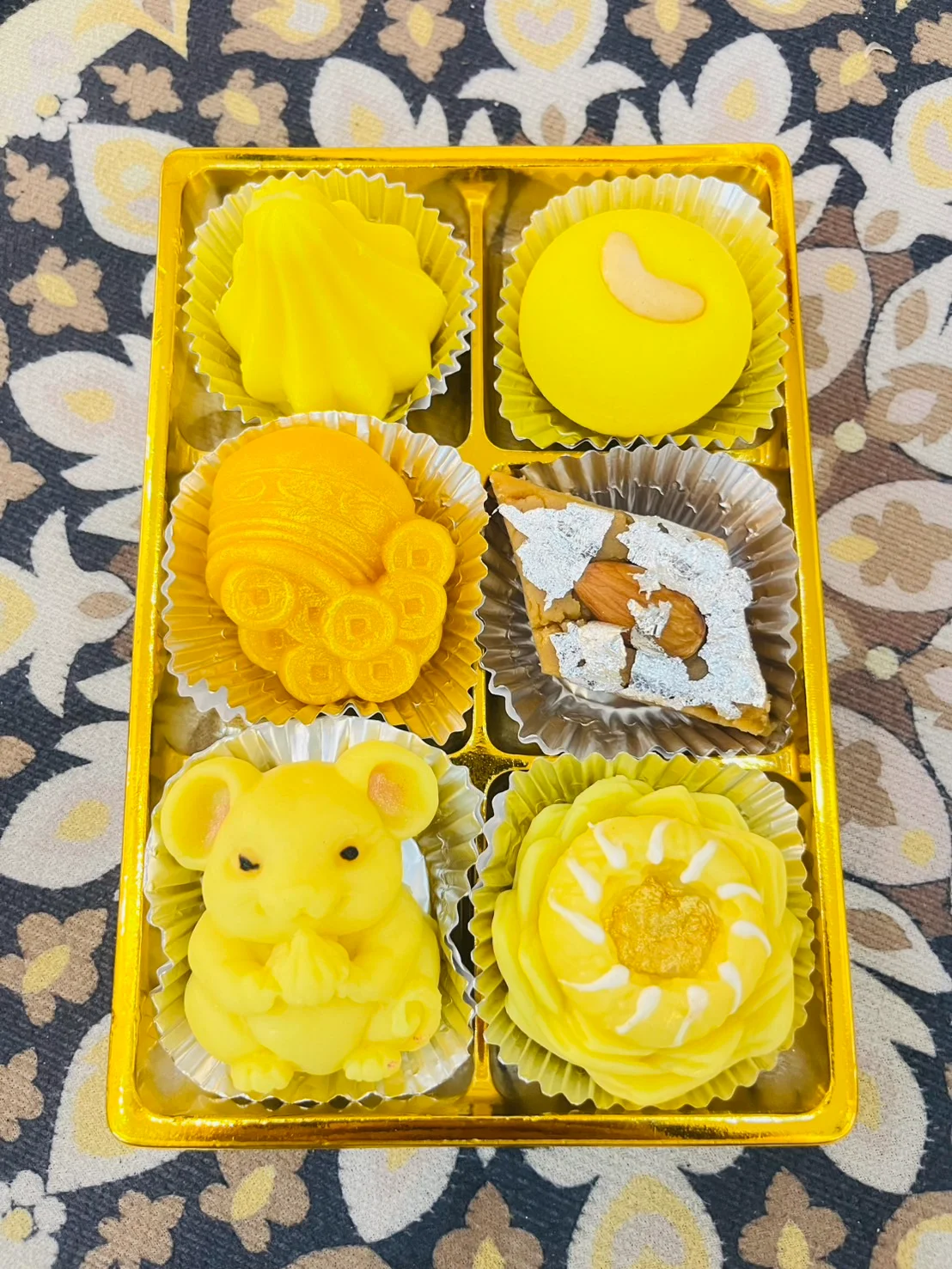 เซทโชคลาภ ขนมมงคลโทนสีเหลือง 6 ชิ้น มีหนูมุสิกะและถุงเงินถุงทอง