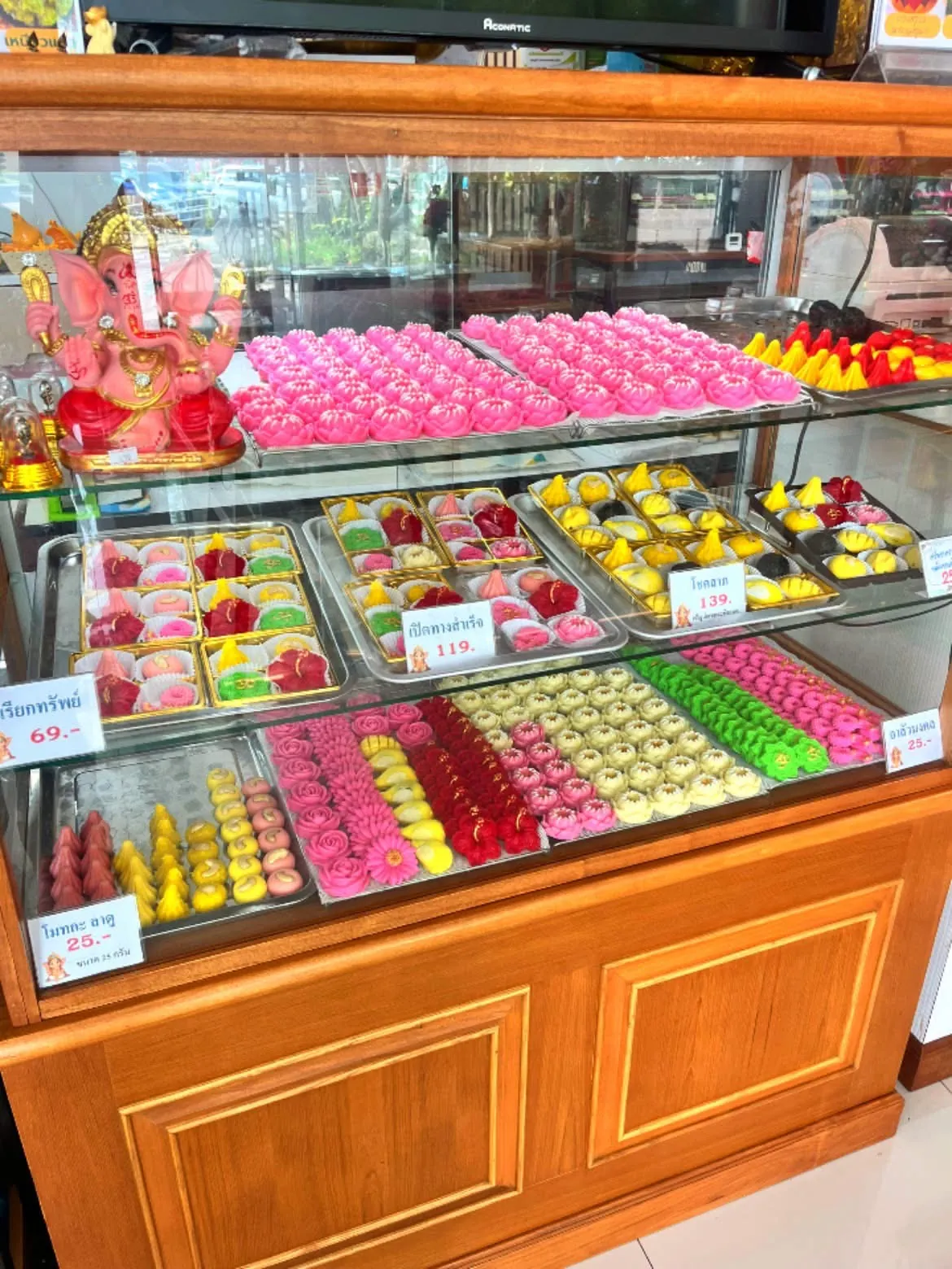 ตู้โชว์ขนมไทยหลากสีภายในร้าน